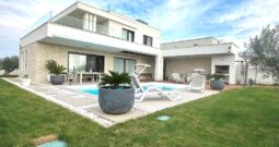 Privlaka- nova luksuzna kuća sa bazenom u mirnom okruženju!